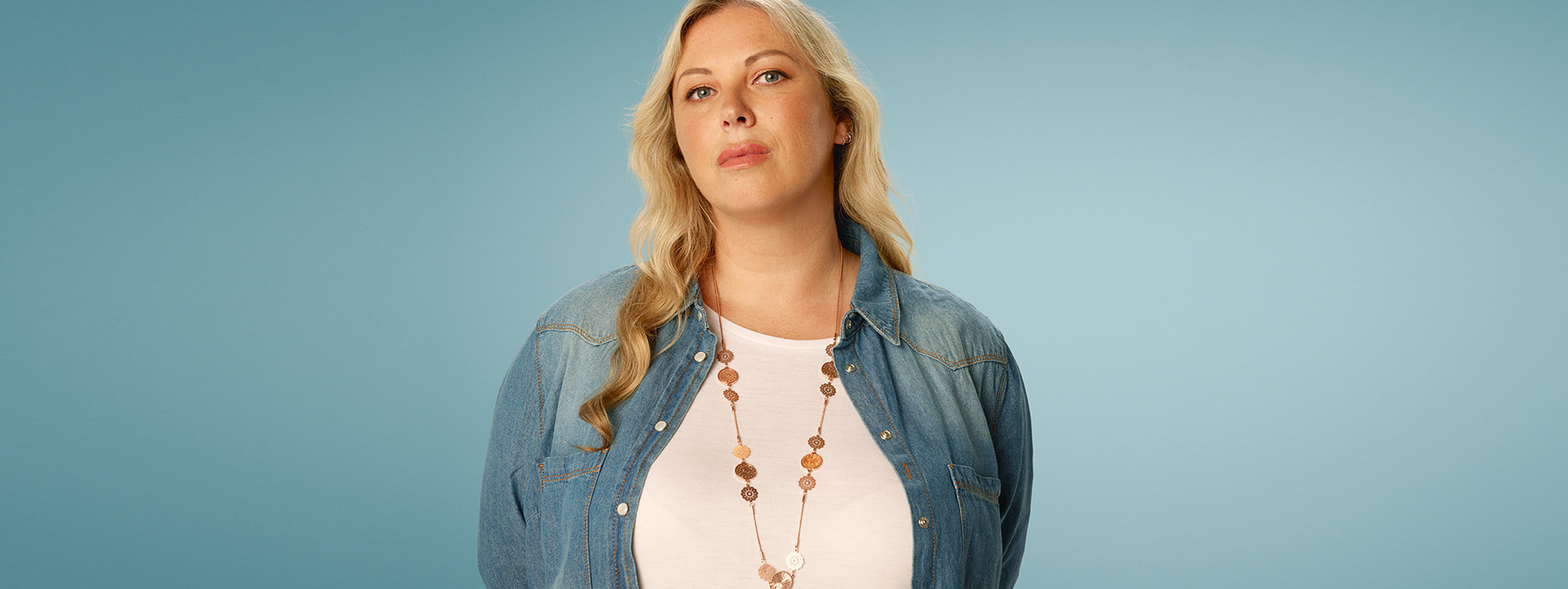 Frau steht und schaut geradeaus