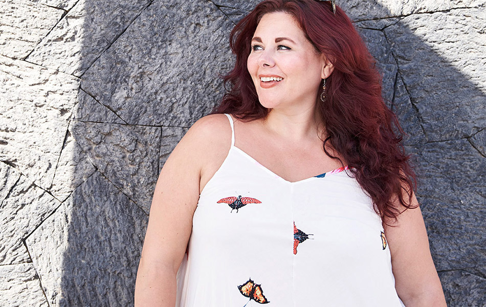 Frau im weißen Sommerkleid schaut zur Seite